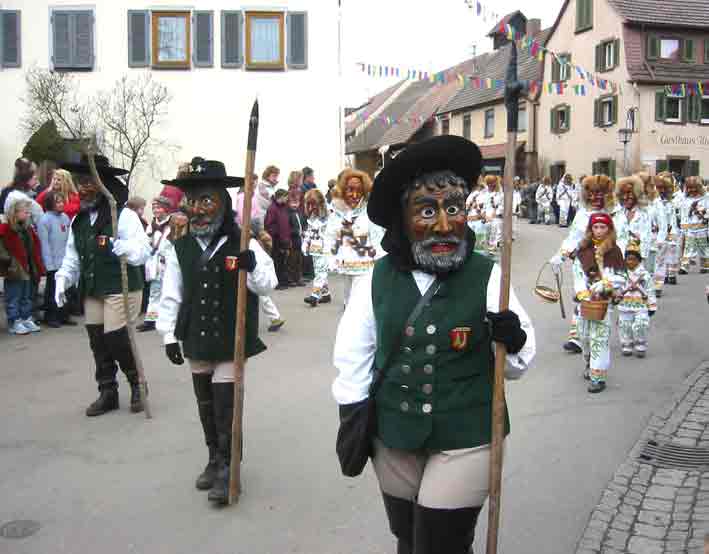 Teil der Flößergruppe beim Umzug in Betra